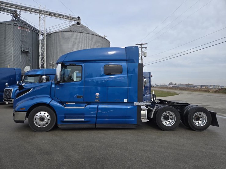 #2224-•-2025-volvo-vnl-sleeper-cab-semi-truck-tractor-image-2