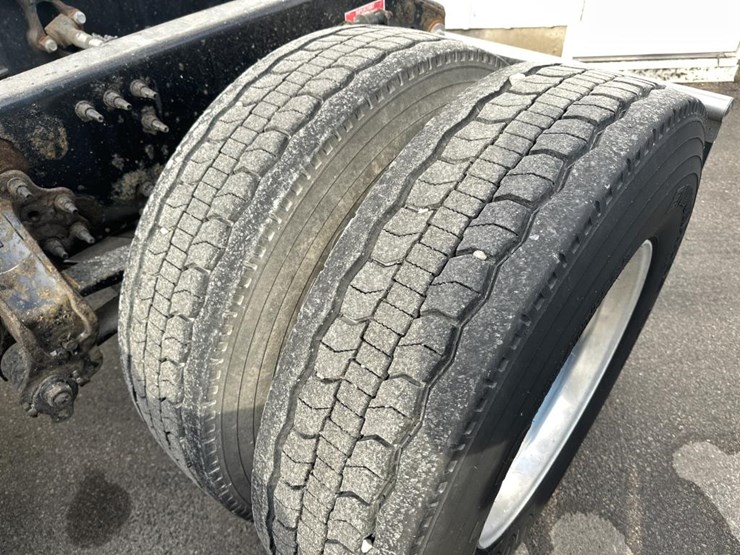 2012-volvo-10-image-59