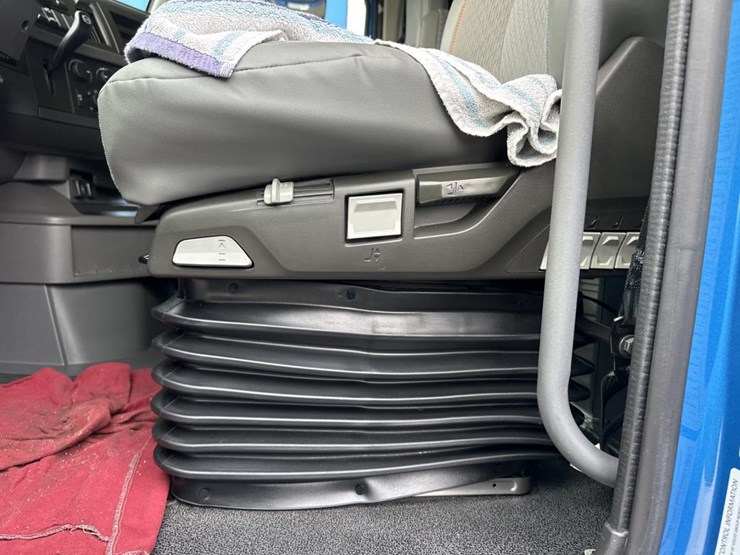 #2226-•-2024-volvo-vnl-sleeper-cab-semi-truck-tractor-image-52