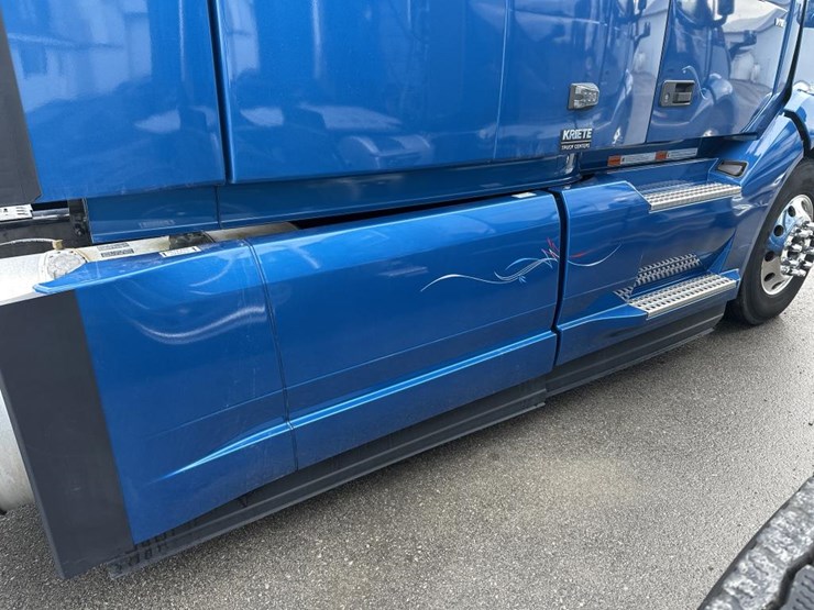 #2224-•-2025-volvo-vnl-sleeper-cab-semi-truck-tractor-image-20