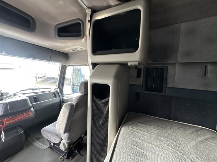 2001-volvo-10-image-52