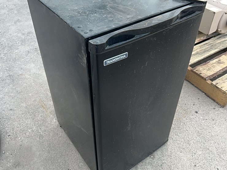 fridge-for-dorm-room,-dryer-shack,-shop,-etc.,-works-good-image-8