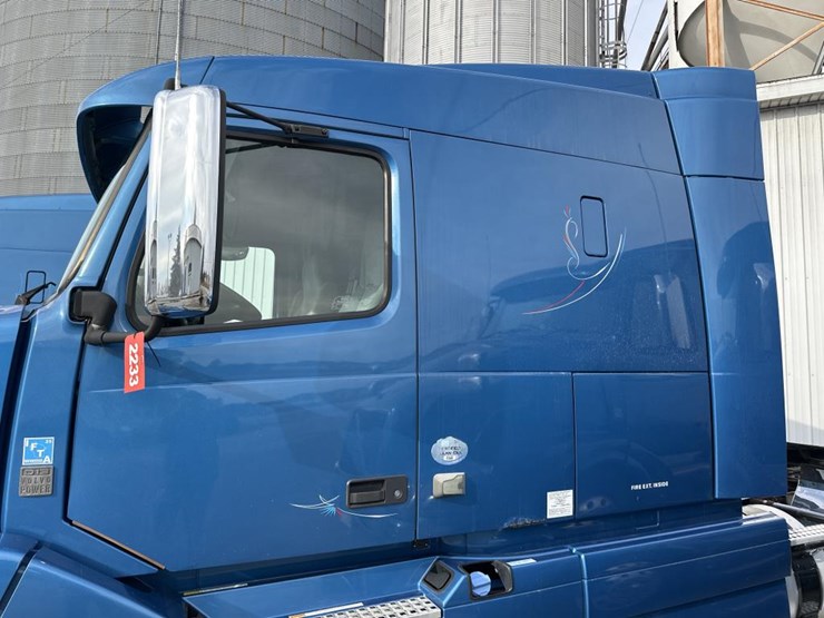 2012-volvo-10-image-10