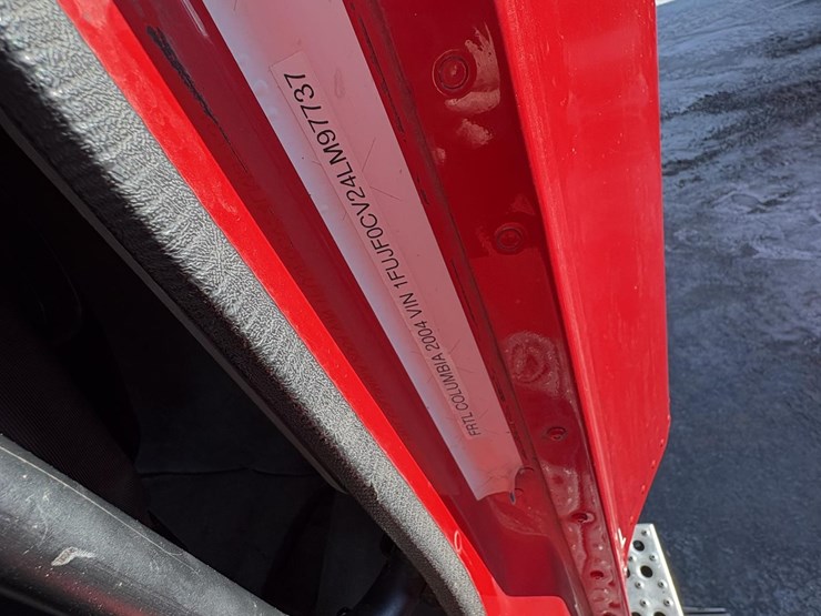 2004-freightliner-columbia-112-image-24