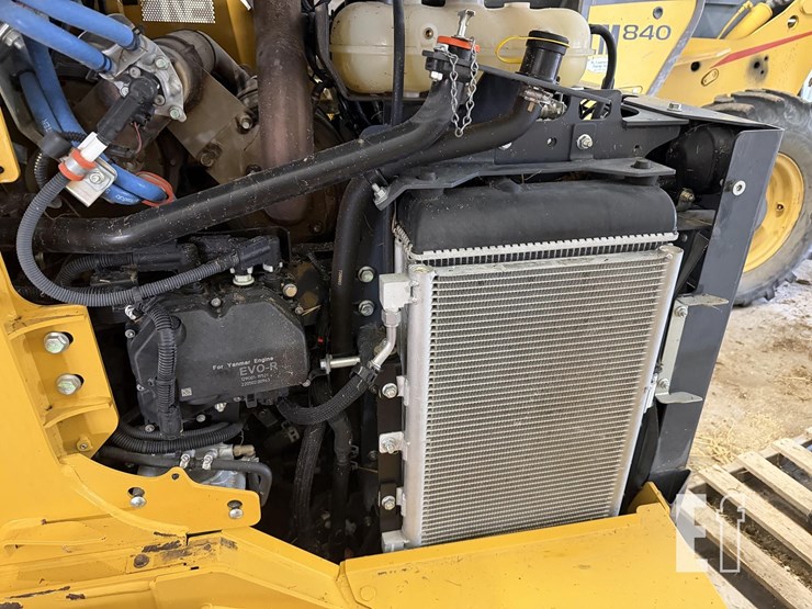 2024-deere-330g-image-23