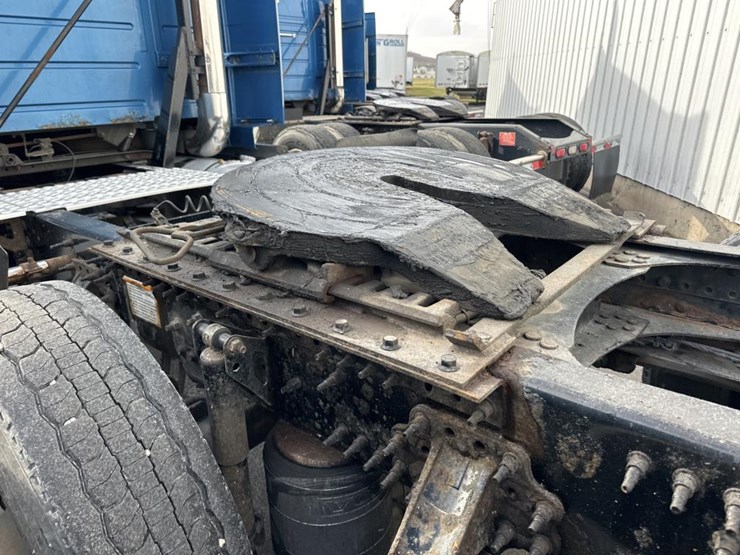 2012-volvo-10-image-25