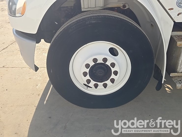 2020-freightliner-m2-106-image-9