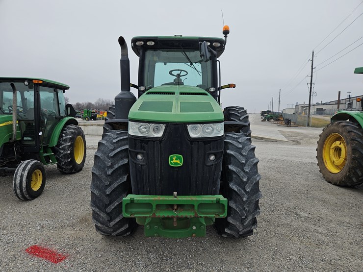 2011-john-deere-8235r-image-2