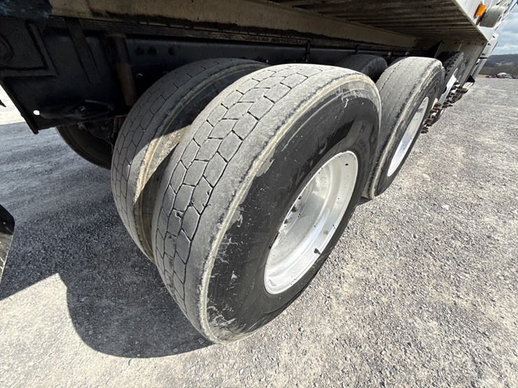 2017-mack-granite-gu713-image-25