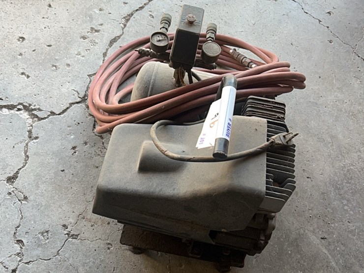 portable-carry-along-type-air-compressor-with-hose-image-9