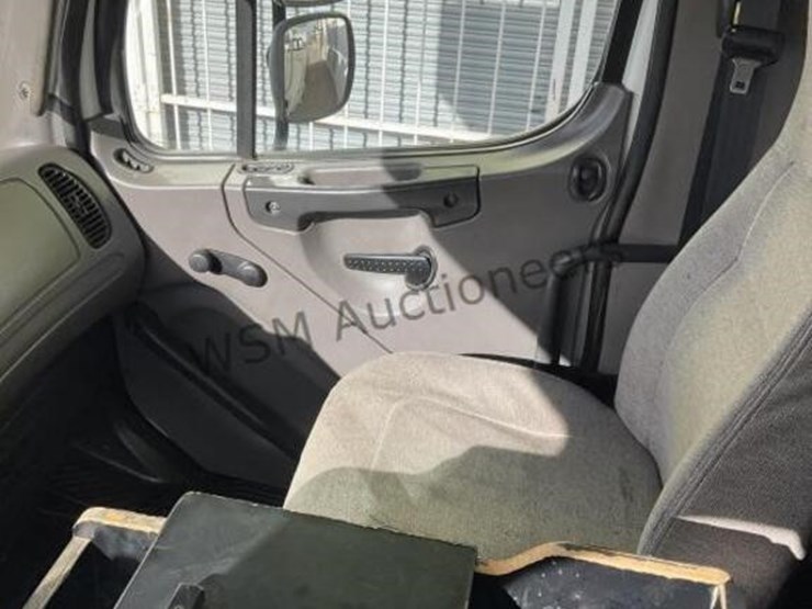 2012-freightliner-m2-106-image-29