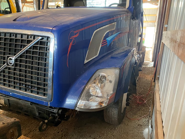 #310-•-2015-volvo-d13-tandem-axle-semi-rolled-over-(has-wi-title)-(algoma,-wi)-image-5