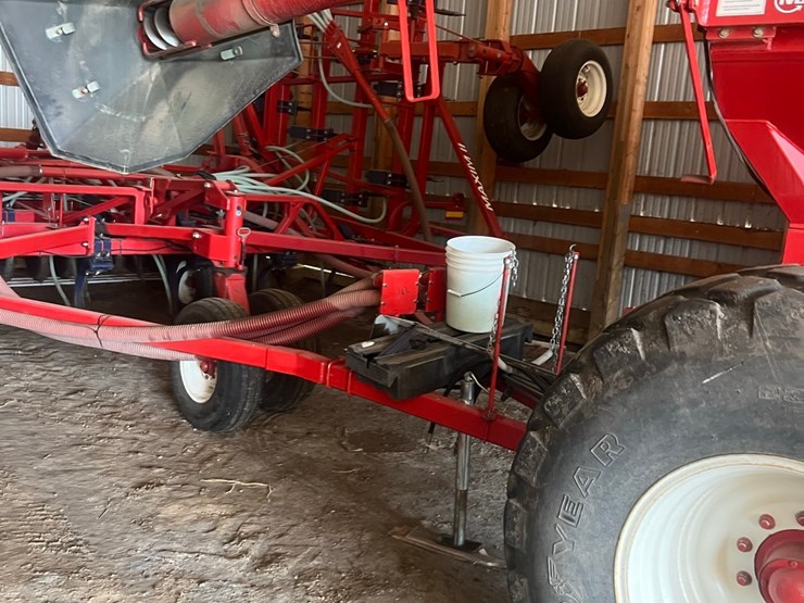 lot-10.-morris-air-seeder,-tow-between-with-10"-eagle-beaks,-new-seed-meter-unit,-pristine-condition,-always-shedded,-highly-maintained,-none-nicer-image-11