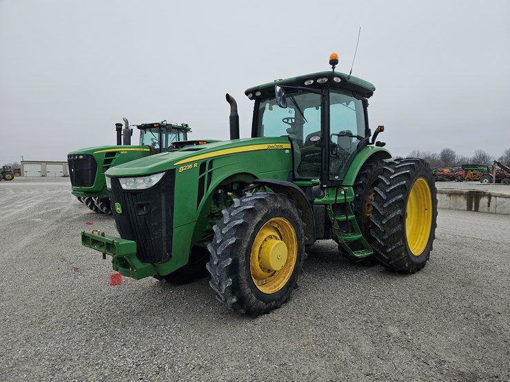 2011-john-deere-8235r-image-1