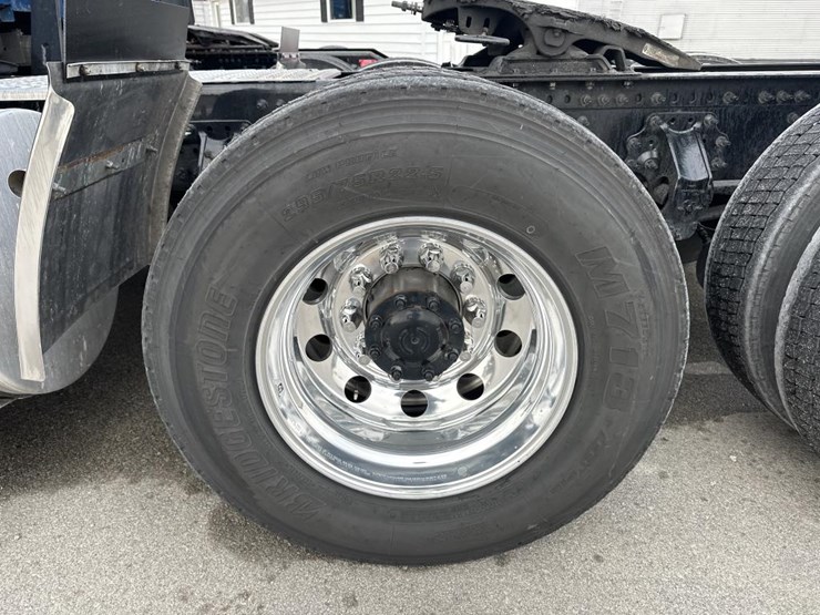 #2224-•-2025-volvo-vnl-sleeper-cab-semi-truck-tractor-image-57