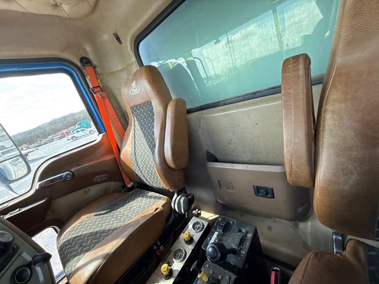 2017-mack-granite-gu713-image-48