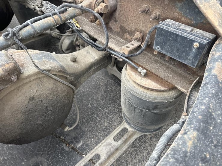 2001-volvo-10-image-38