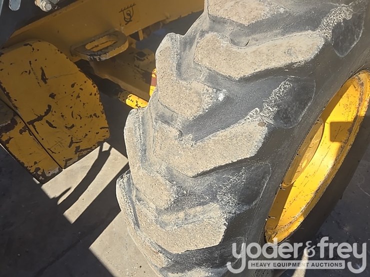 2010-deere-310sj-image-16