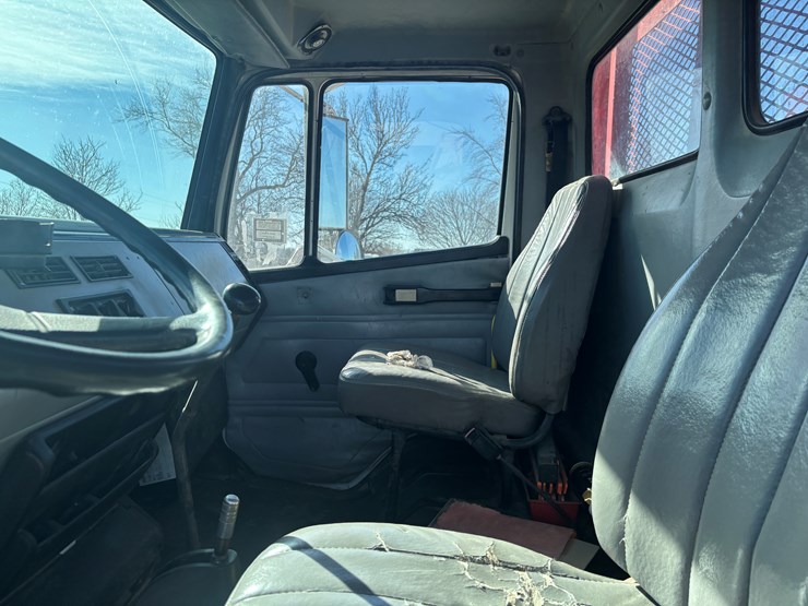 freightliner-fl70-image-26