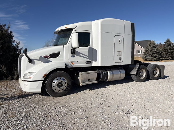 2016-peterbilt-579-image-1