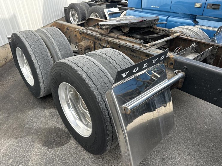 2003-volvo-10-image-17