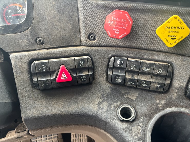 2016-freightliner-cascadia-113-image-33