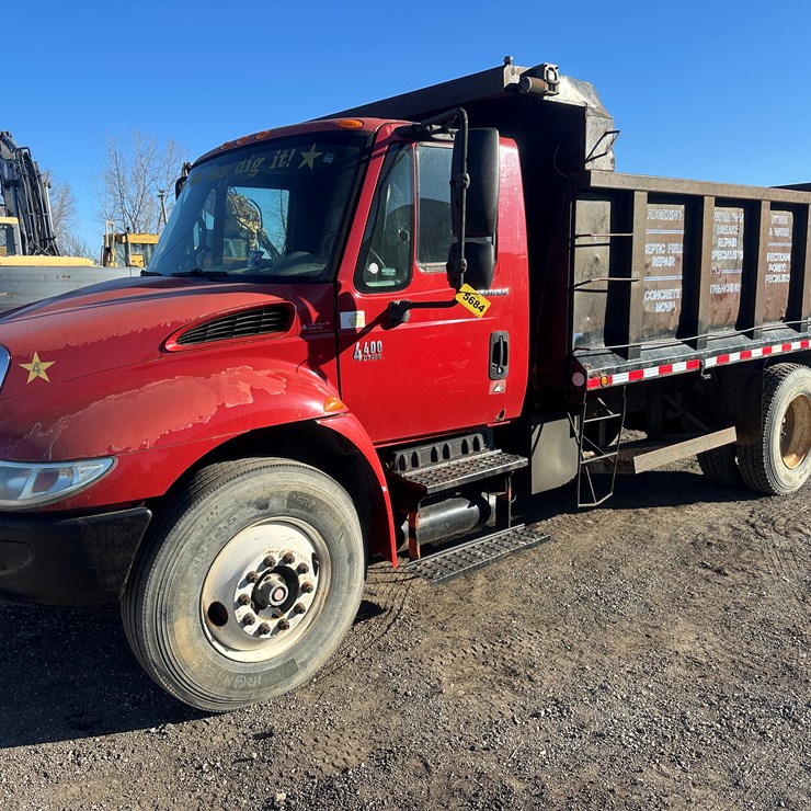 2002 INTERNATIONAL 4400 SBA