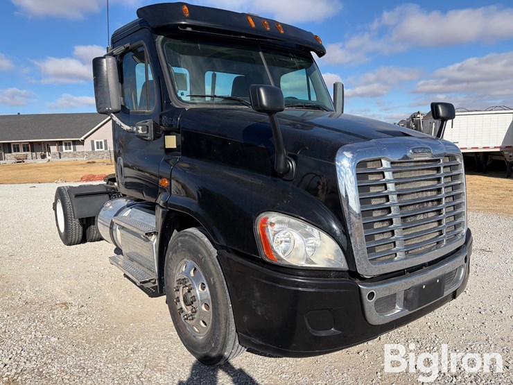 2015-freightliner-cascadia-125-image-3