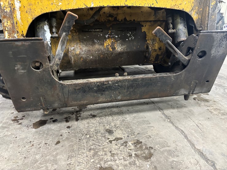 2013-caterpillar-226b3-image-35