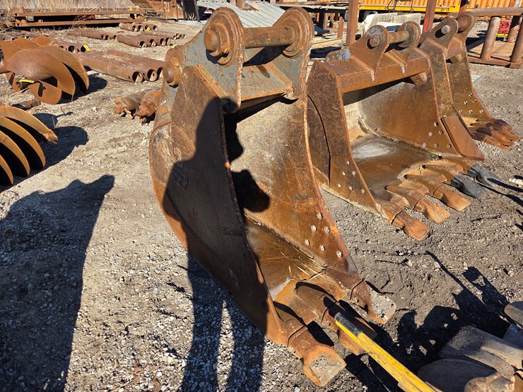 new-holland-eh215-image-1