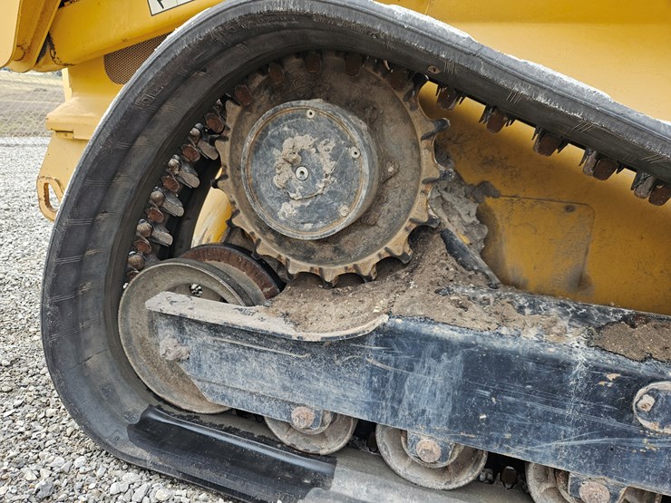 2007-deere-ct332-image-16