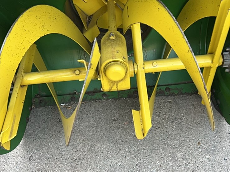 john-deere-model-826-snowblower,-nice-shape,-low-time,-stored-inside,-electric-start-image-7