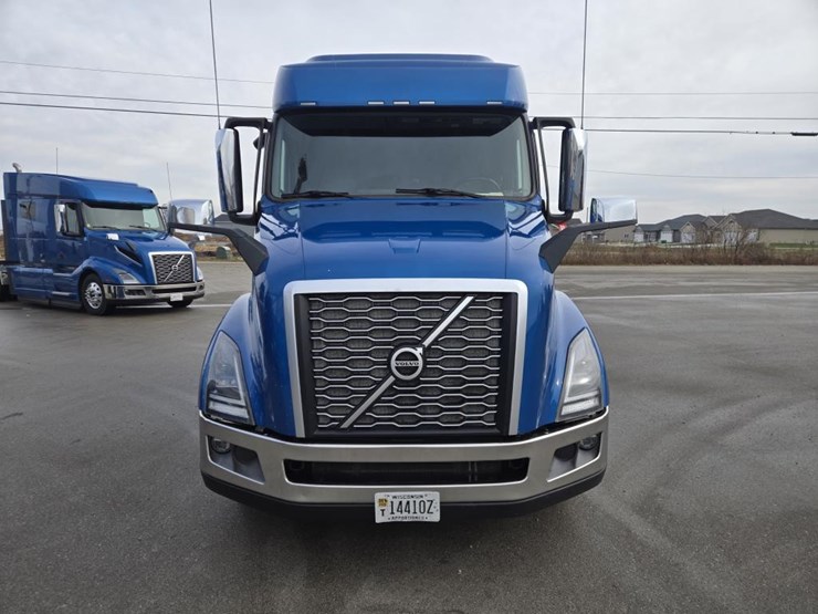 #2225-•-2024-volvo-vnl-sleeper-cab-semi-truck-tractor-image-8