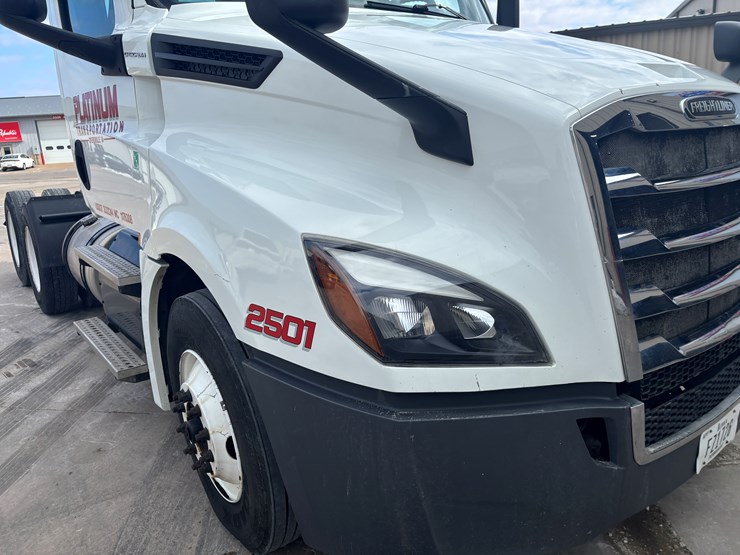 2018-freightliner-cascadia-126-image-16