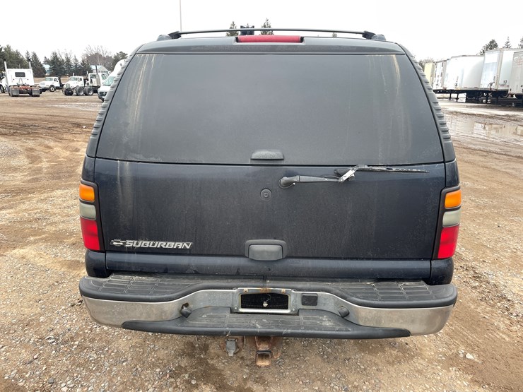 2006-chevrolet-suburban-image-4