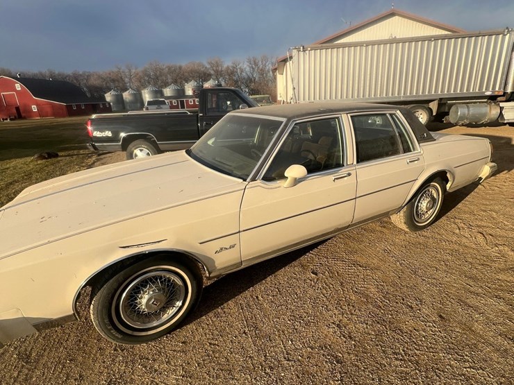 lot-13.-oldsmobile-delta-88-royale-car,-4-dr.,-196,050-mi,-307-v8,--4-speed-automatic-image-3