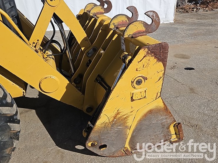 2017-caterpillar-415f2-il-image-11