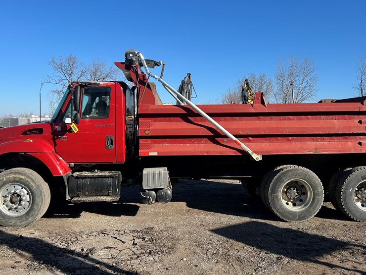 2002-international-7400-image-2