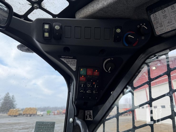 2024-deere-330g-image-16