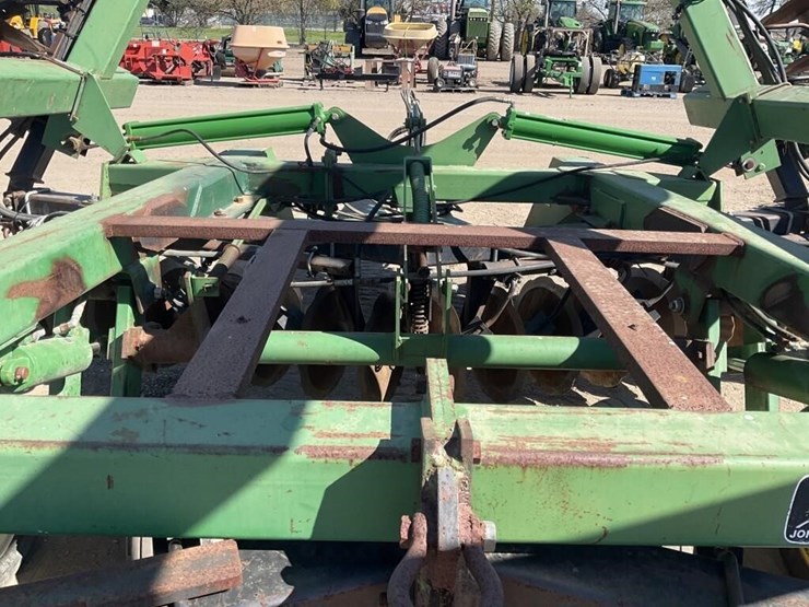 john-deere-32-image-7