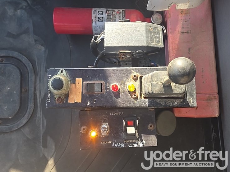 2020-freightliner-m2-106-image-73