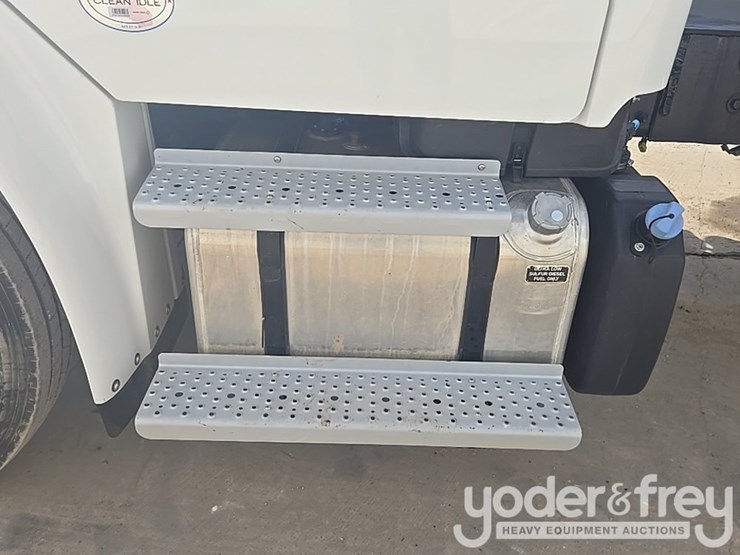 2021-freightliner-m2-106-image-16