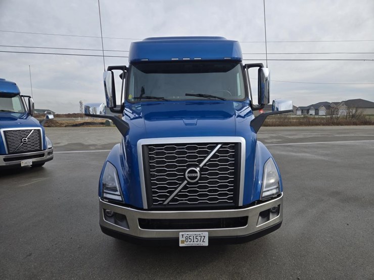 #2224-•-2025-volvo-vnl-sleeper-cab-semi-truck-tractor-image-8