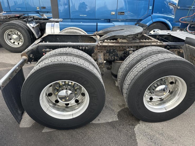 2012-volvo-10-image-16