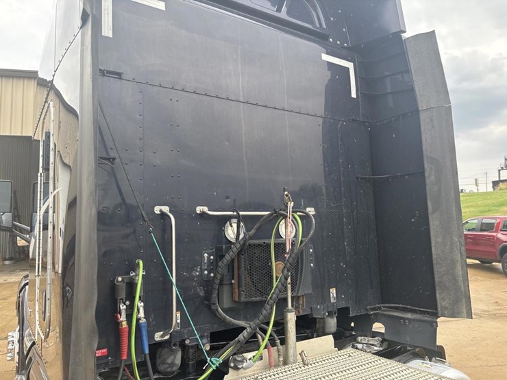 2019-peterbilt-579-image-11