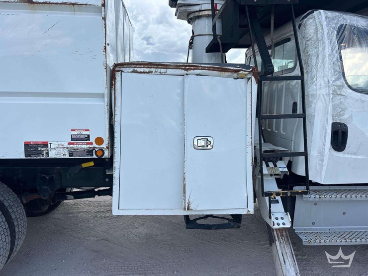 2020-freightliner-m2-106-image-20