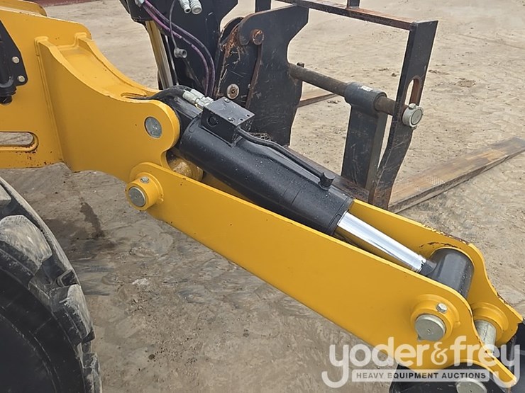 2018-caterpillar-tl1055d-image-27