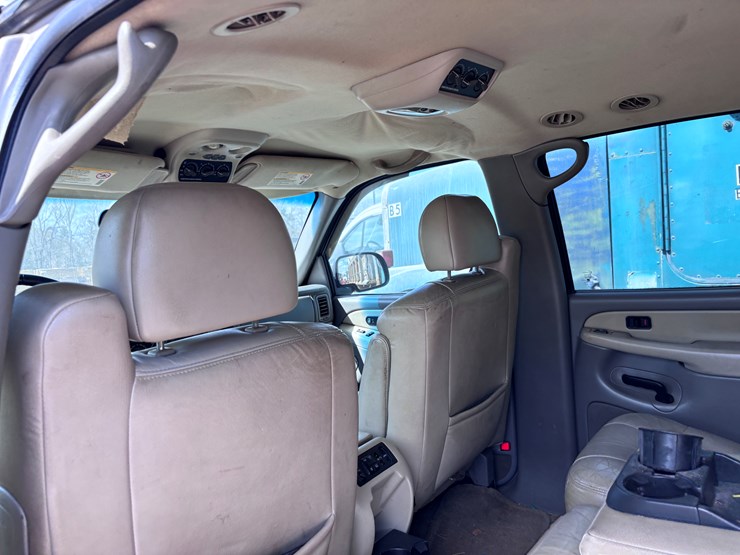 2002-chevrolet-suburban-image-6