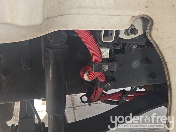 2021-freightliner-m2-106-image-9