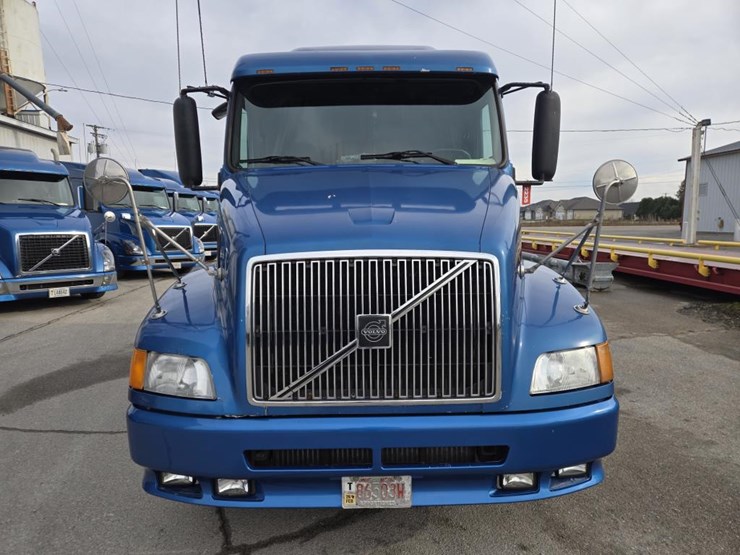 2003-volvo-10-image-8